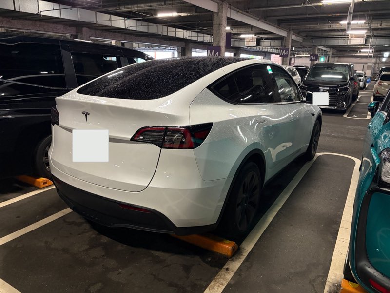 運営者の白いModel Y RWDを斜め後ろから撮影した写真。屋根は前から後ろまで黒いガラスになっている